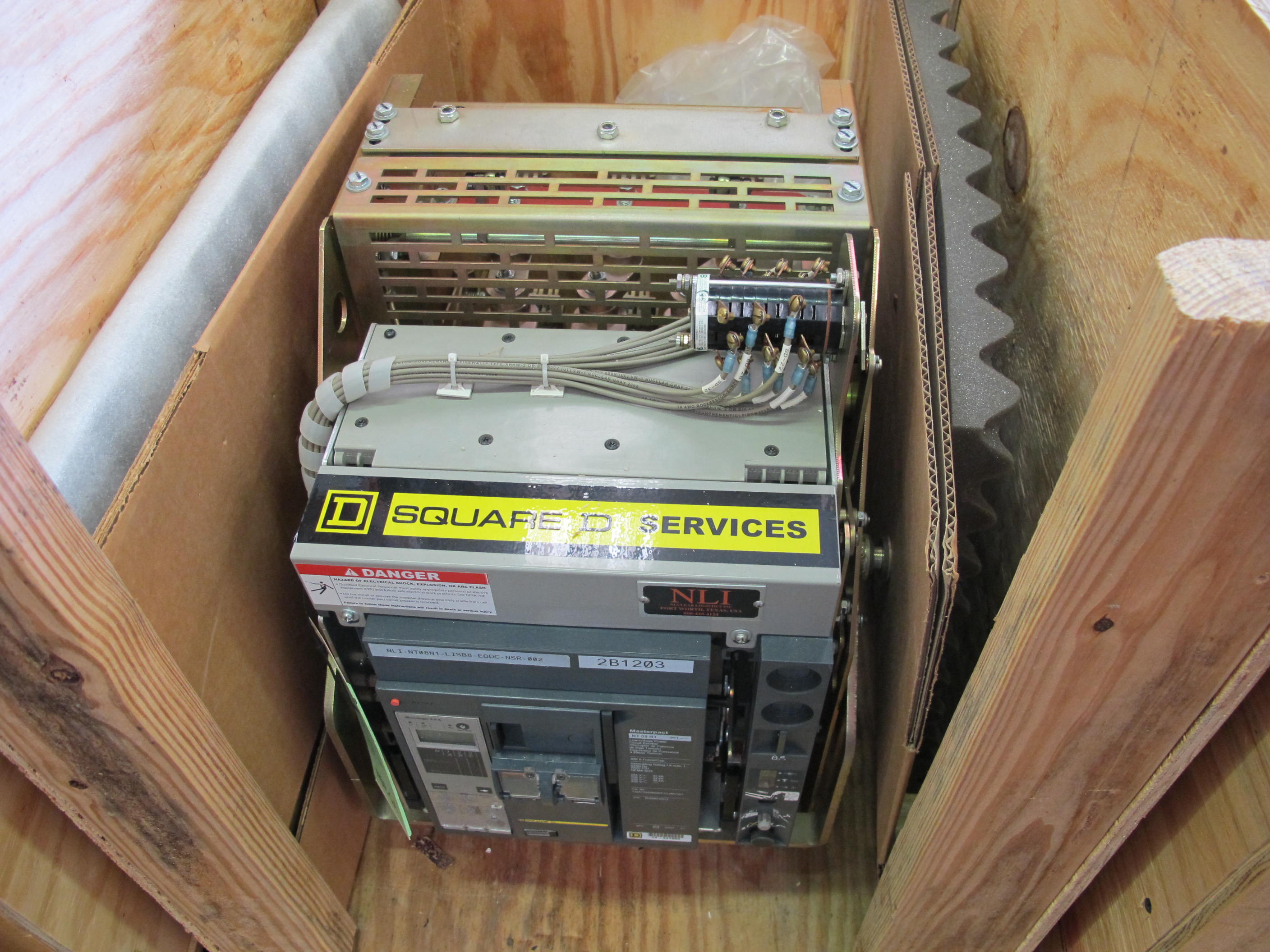 BREAKER, CIRCUIT, 600 FRAME AMP RATING, MASTERPACT NT 08N1 KIND, 3 POLE, 480 VOLT RATING SQUARE D DIRECT REPLACEMENT FOR NSR ABB K-600S INCLUDES ONE NEW 18" DOOR, MOUNTS USING EXISTING HINGES > CONTINUOUS CURRENT: 600A > INTERRUPTING RATING: 30KA @ 535VAC > 125VDC OPERATED > MICROLOGIC TRIP UNIT 5.0A > 800A SENSOR > 600A SENSOR PLUG > 18" DOOR, PART # NLI-NT08N1-LISB8-EODC-NSR-001 (W-44) LOADING & HANDLING FEE $15-